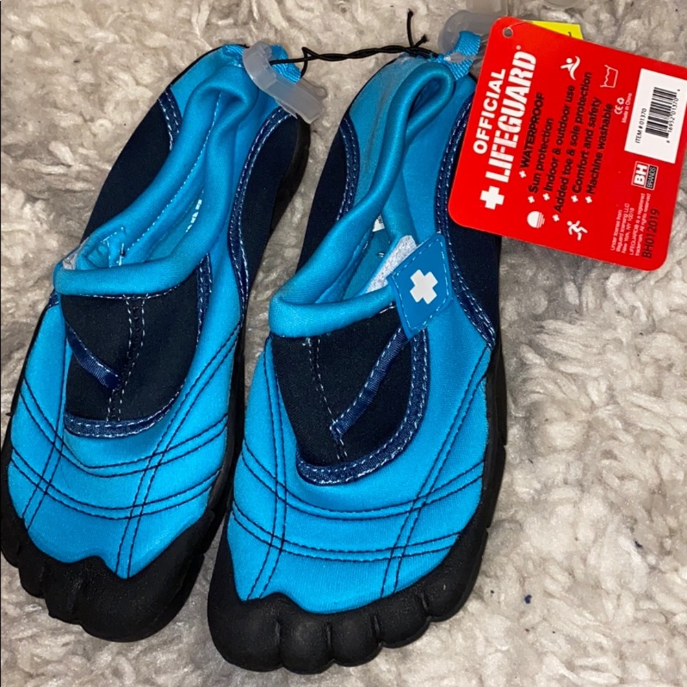 Swimming shoes